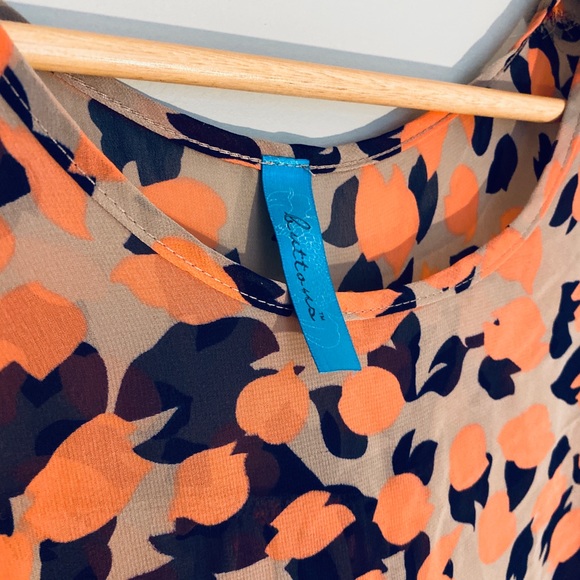 Hi-Lo Pattern Blouse - Picture 4 of 7